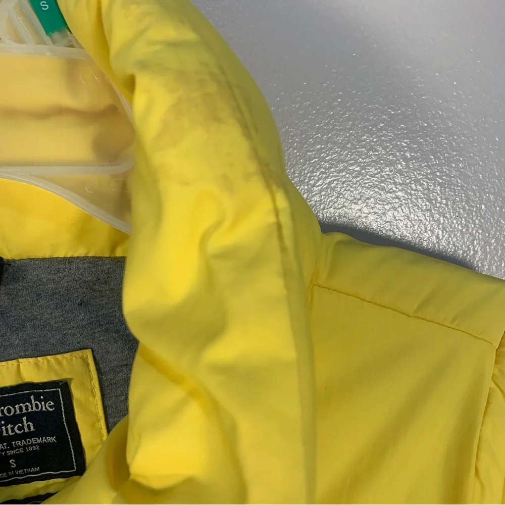Abercrombie & Fitch Soft Yellow Puffer Jacket Zipper - Picture 3 of 13